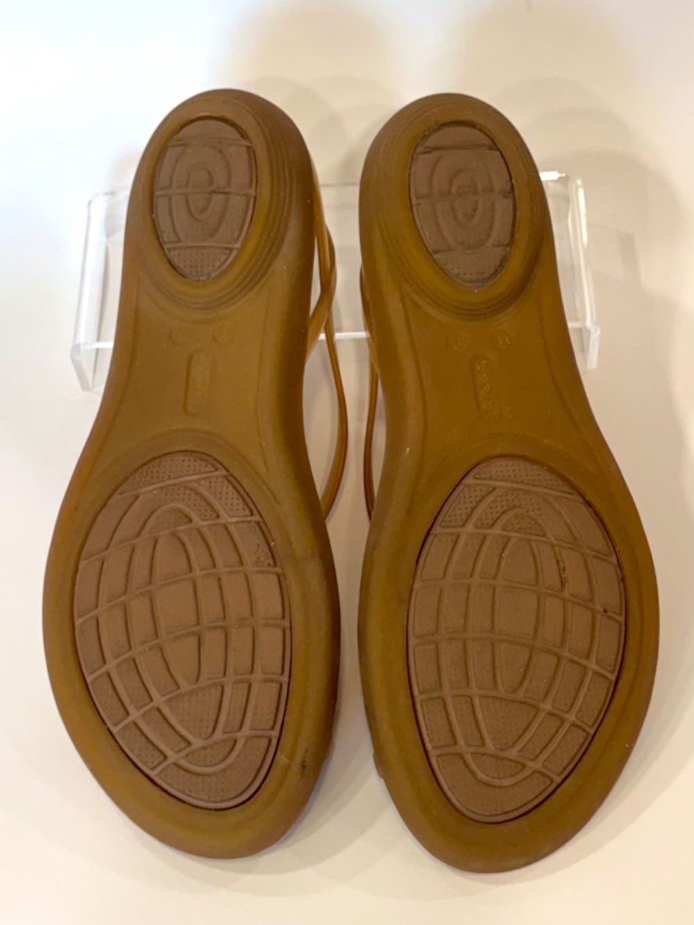 Women's Size 9 Croc's Iconic Comfort Series, Gold T-Strap Flats, Arch Support - Picture 4 of 5